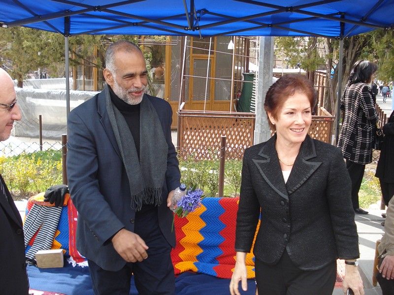 Նկարում՝ 2011թ. մարտին դեսպան Յովանովիչի այցը Ազատության հրապարակում երկրորդ շաբաթը հացադուլ հայտարարած Րաֆֆի Հովհաննիսյանին: